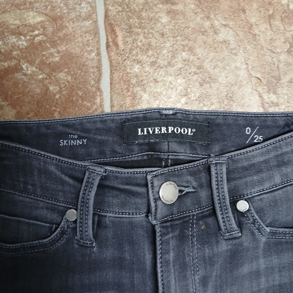 "Like New" Liverpool "The Skinny" Soft Black Distressed Jeans Size 0/25 - Picture 3 of 5